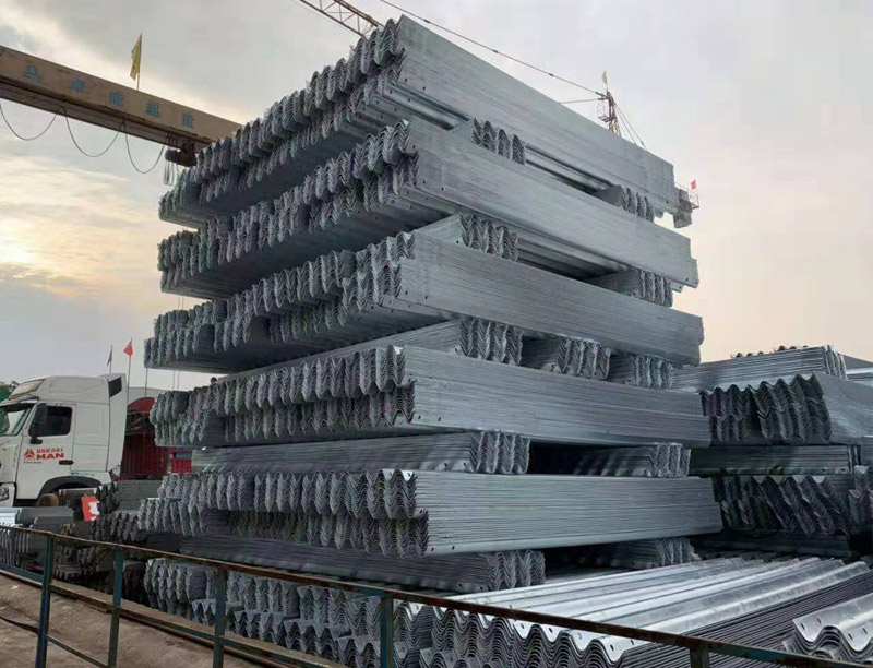 波形護(hù)欄板貨場